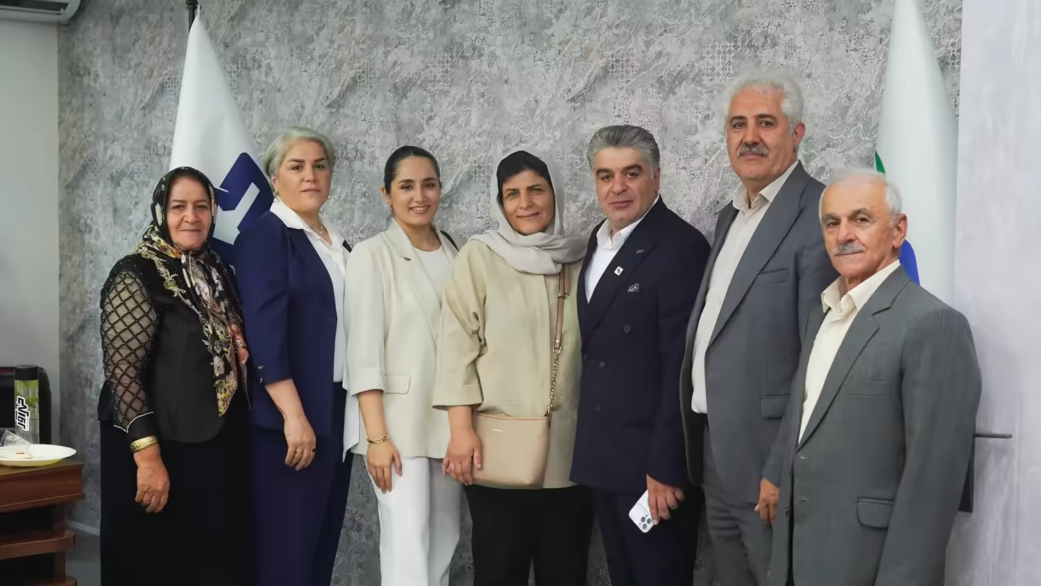 خانواده‌ای در حال استفاده از خدمات کارگزاری هامرز